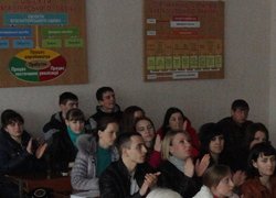 Члени журі та студенти аплодують переможцям